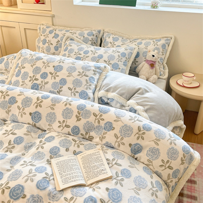 91家纺网 家纺一手货源 找家纺 启程家纺 2025新款雕花牛奶绒四件套包边款 玫瑰-蓝-包边款