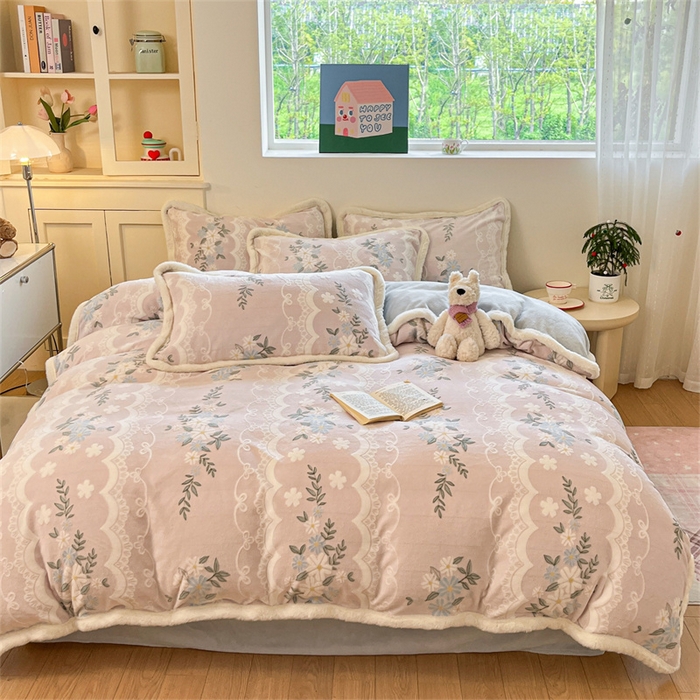 91家纺网 家纺一手货源 找家纺 启程家纺 2025新款雕花牛奶绒四件套包边款 小雏菊-粉-包边款