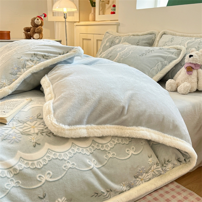 91家纺网 家纺一手货源 找家纺 启程家纺 2025新款雕花牛奶绒四件套包边款 小雏菊-绿-包边款