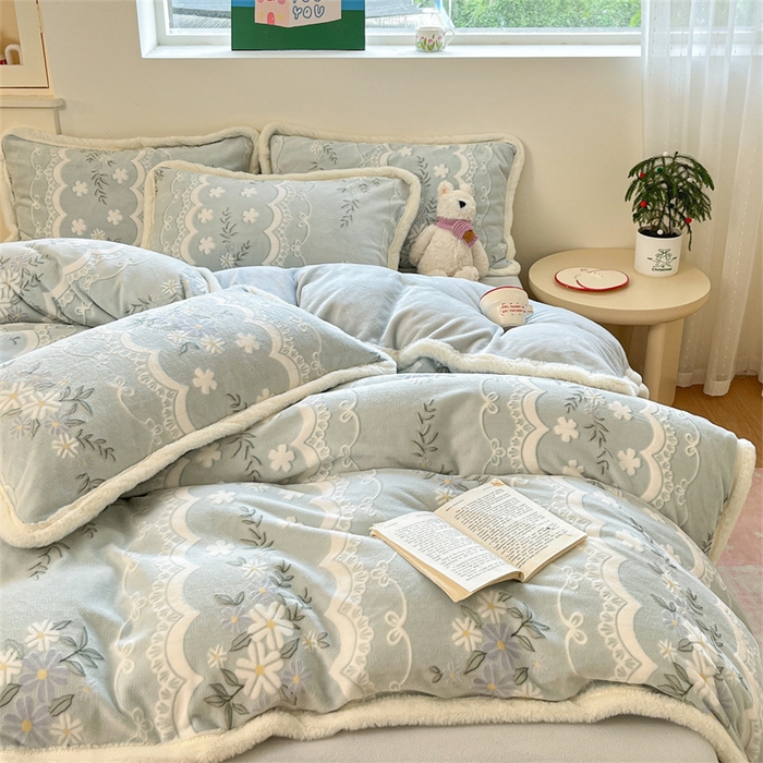 91家纺网 家纺一手货源 找家纺 启程家纺 2025新款雕花牛奶绒四件套包边款 小雏菊-绿-包边款