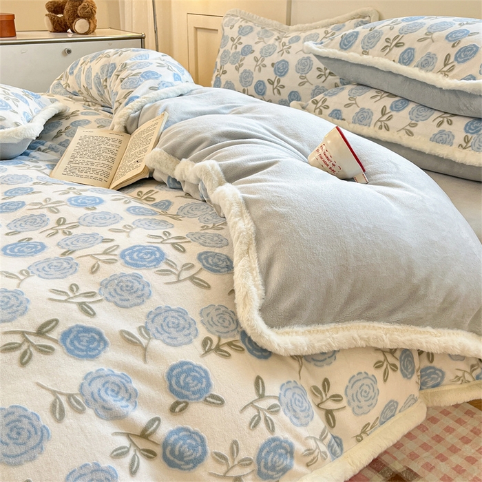 91家纺网 家纺一手货源 找家纺 启程家纺 2025新款雕花牛奶绒四件套包边款 玫瑰-蓝-包边款