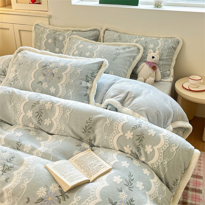 91家纺网 家纺一手货源 找家纺 启程家纺 2025新款雕花牛奶绒四件套包边款 小雏菊-绿-包边款