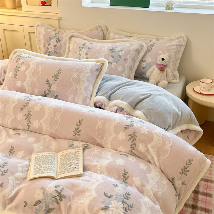 91家纺网 家纺一手货源 找家纺 启程家纺 2025新款雕花牛奶绒四件套包边款 小雏菊-粉-包边款