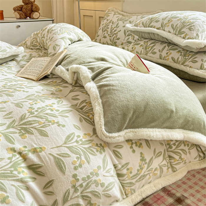 91家纺网 家纺一手货源 找家纺 启程家纺 2025新款雕花牛奶绒四件套包边款 小豆芽-绿-包边款