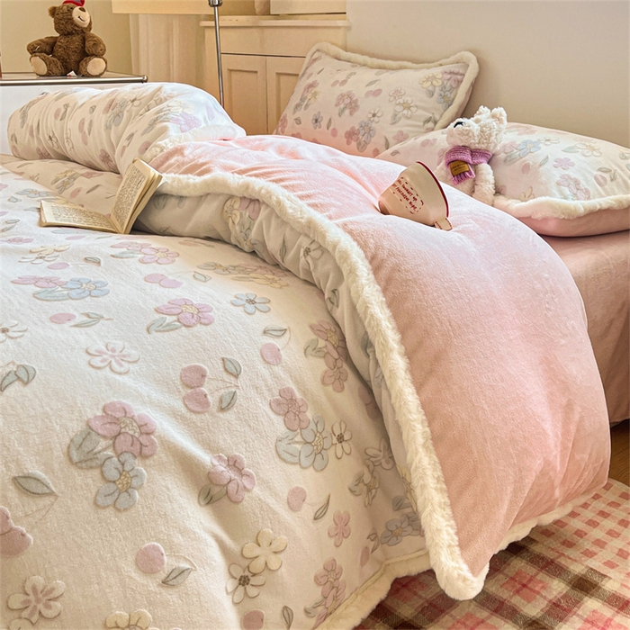 91家纺网 家纺一手货源 找家纺 启程家纺 2025新款雕花牛奶绒四件套包边款 花野漫屿-包边款