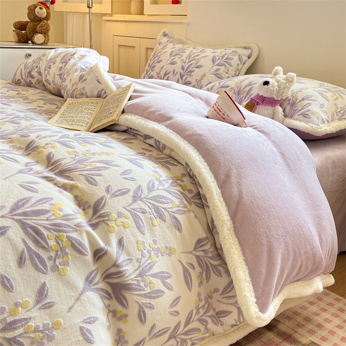 91家纺网 家纺一手货源 找家纺 启程家纺 2025新款雕花牛奶绒四件套包边款 小豆芽-紫-包边款