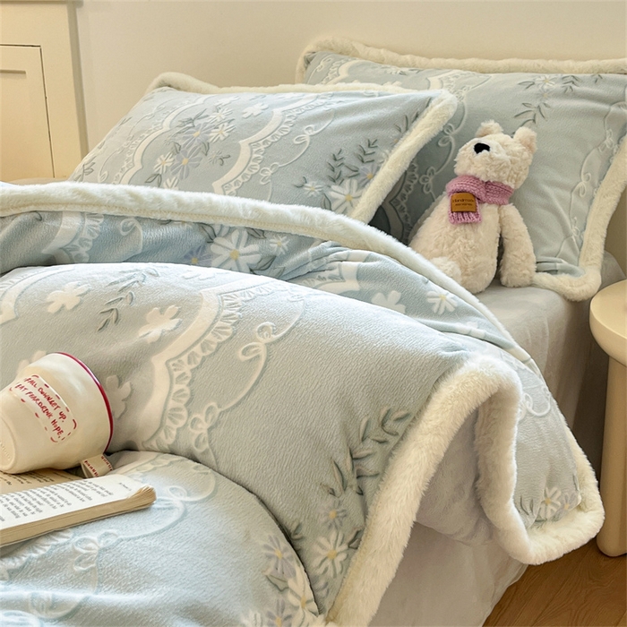 91家纺网 家纺一手货源 找家纺 启程家纺 2025新款雕花牛奶绒四件套包边款 小雏菊-绿-包边款