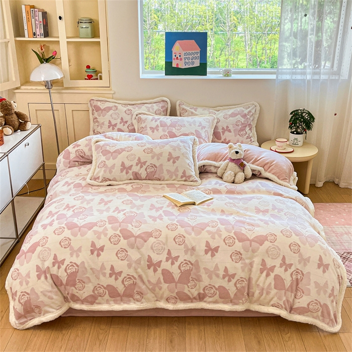 91家纺网 家纺一手货源 找家纺 启程家纺 2025新款雕花牛奶绒四件套包边款 蝶恋花-粉-包边款