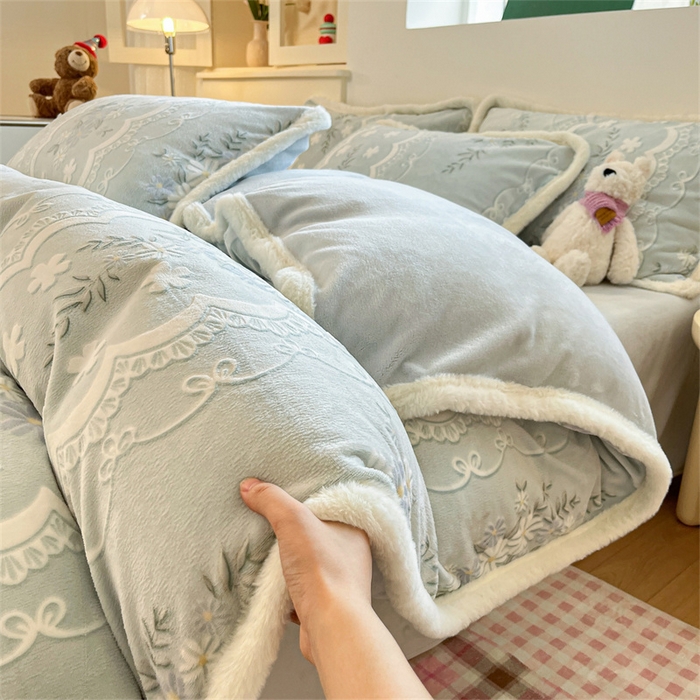 91家纺网 家纺一手货源 找家纺 启程家纺 2025新款雕花牛奶绒四件套包边款 小雏菊-绿-包边款