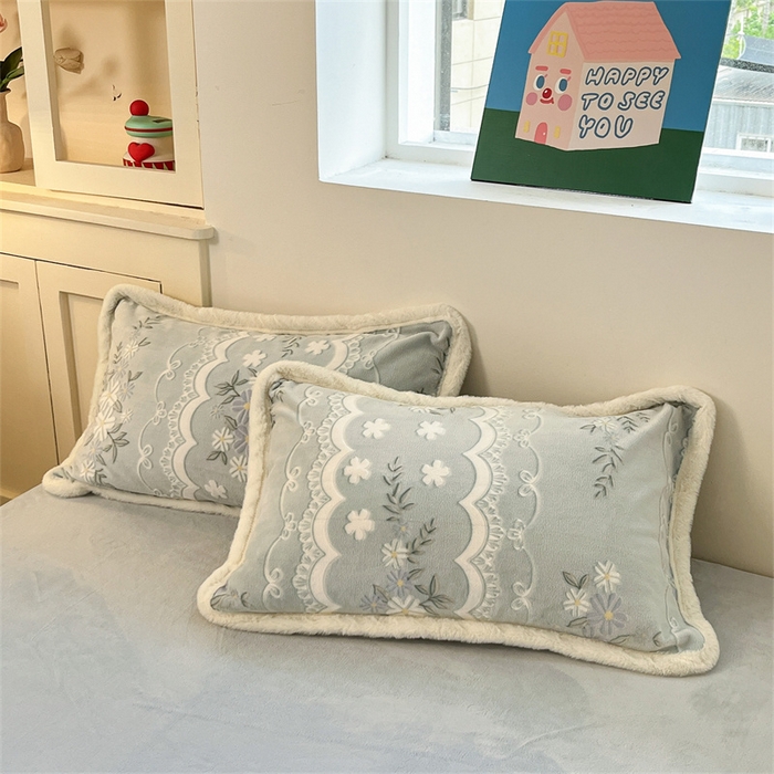 91家纺网 家纺一手货源 找家纺 启程家纺 2025新款雕花牛奶绒四件套包边款 小雏菊-绿-包边款