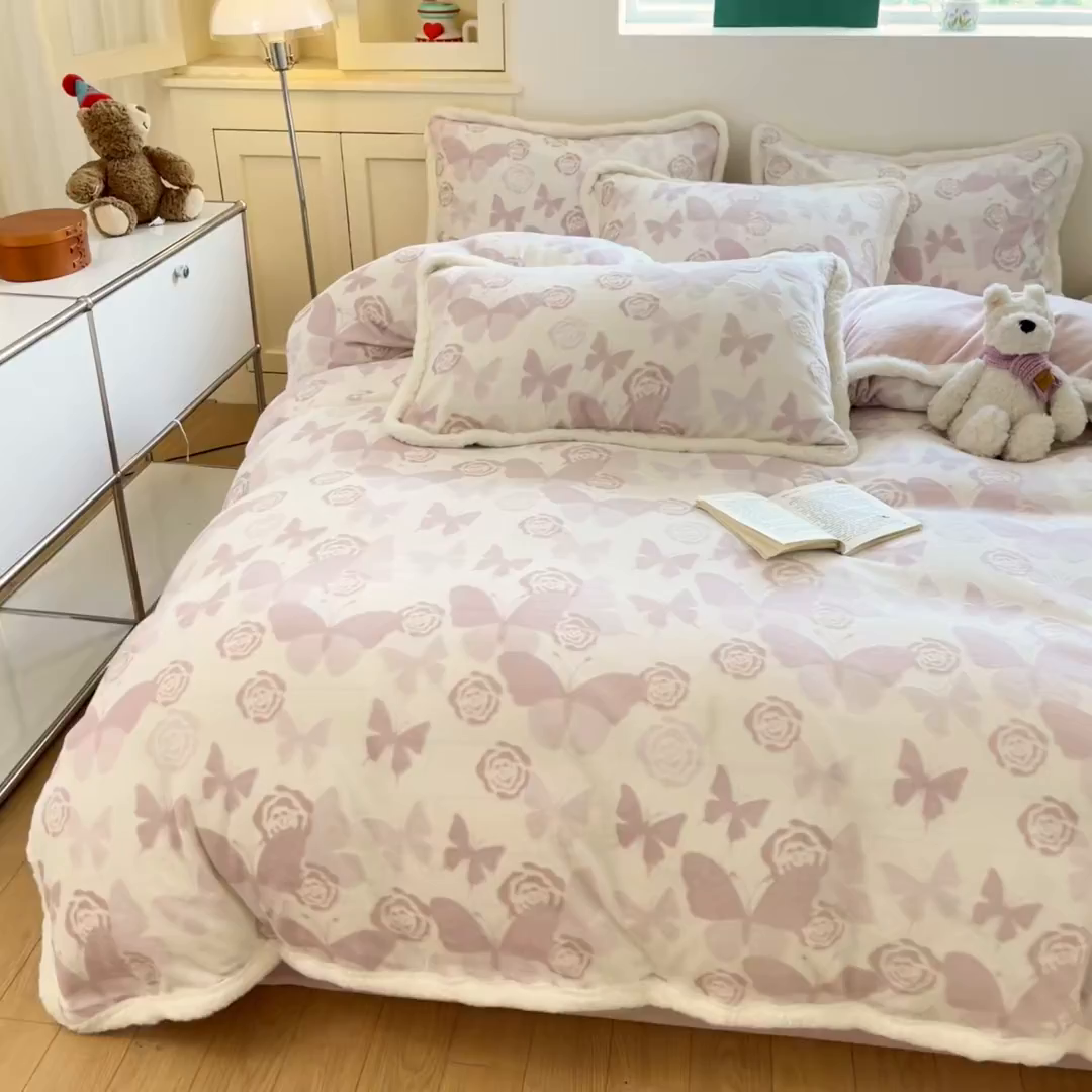 91家纺网 家纺一手货源 找家纺 启程家纺 2025新款雕花牛奶绒四件套包边款 蝶恋花-粉-包边款