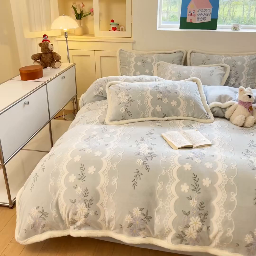 91家纺网 家纺一手货源 找家纺 启程家纺 2025新款雕花牛奶绒四件套包边款 小雏菊-绿-包边款