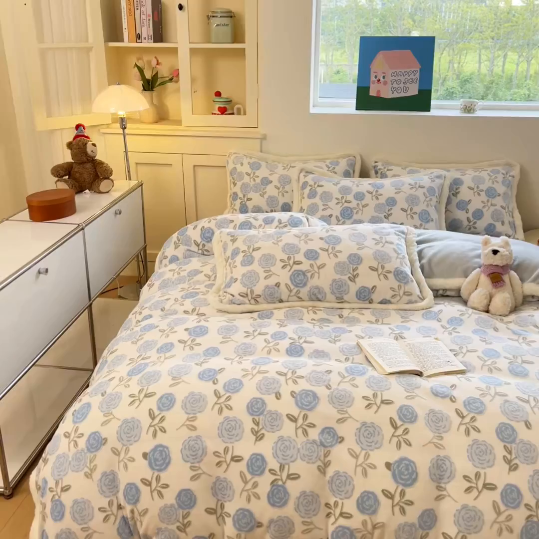 91家纺网 家纺一手货源 找家纺 启程家纺 2025新款雕花牛奶绒四件套包边款 玫瑰-蓝-包边款