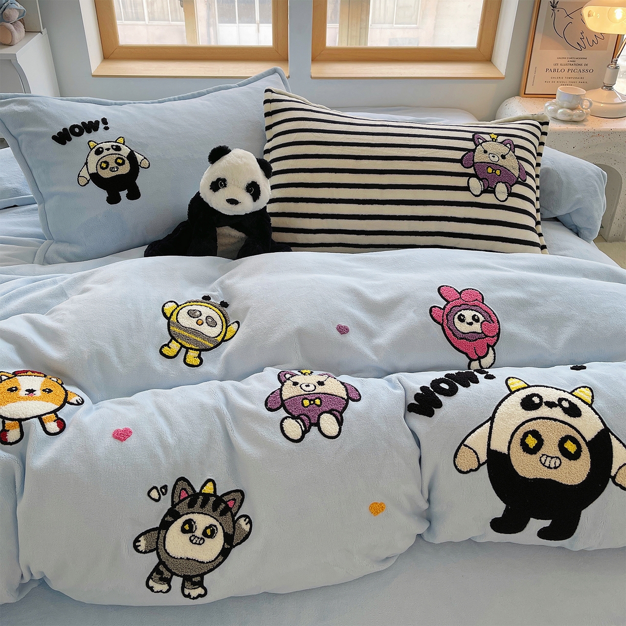 91家纺网 家纺一手货源 找家纺 （总）炫拼家纺 2025新款高克重牛奶绒满版毛巾绣卡通加厚四件套-糯米系列