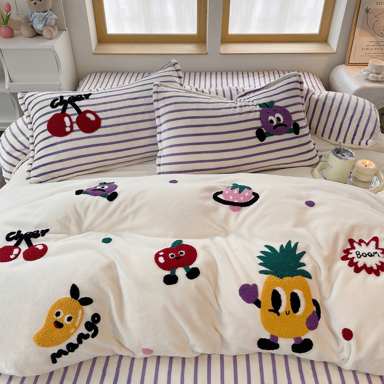 91家纺网 家纺一手货源 找家纺 （总）炫拼家纺 2025新款高克重牛奶绒满版毛巾绣卡通加厚四件套-糯米系列