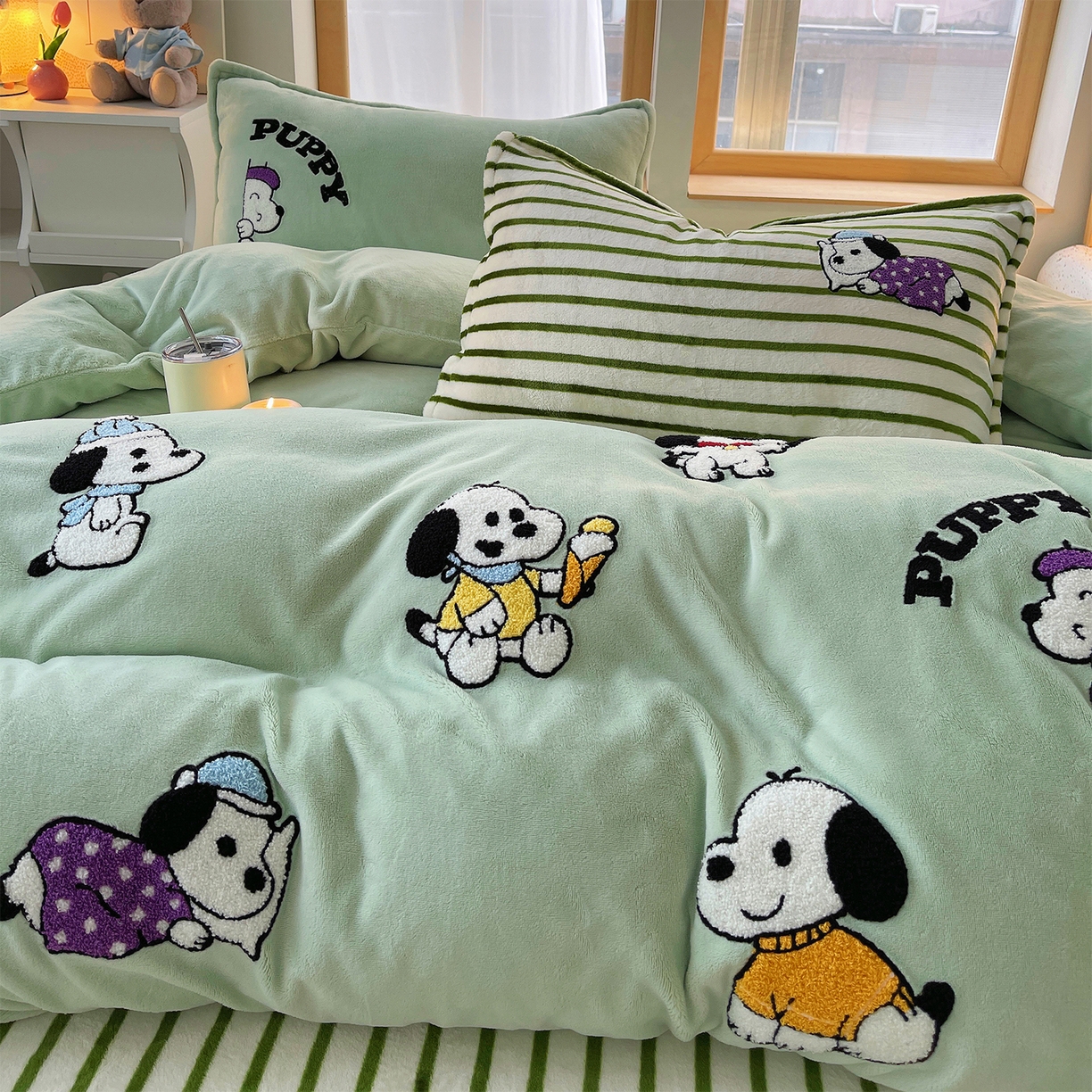 91家纺网 家纺一手货源 找家纺 （总）炫拼家纺 2025新款高克重牛奶绒满版毛巾绣卡通加厚四件套-糯米系列