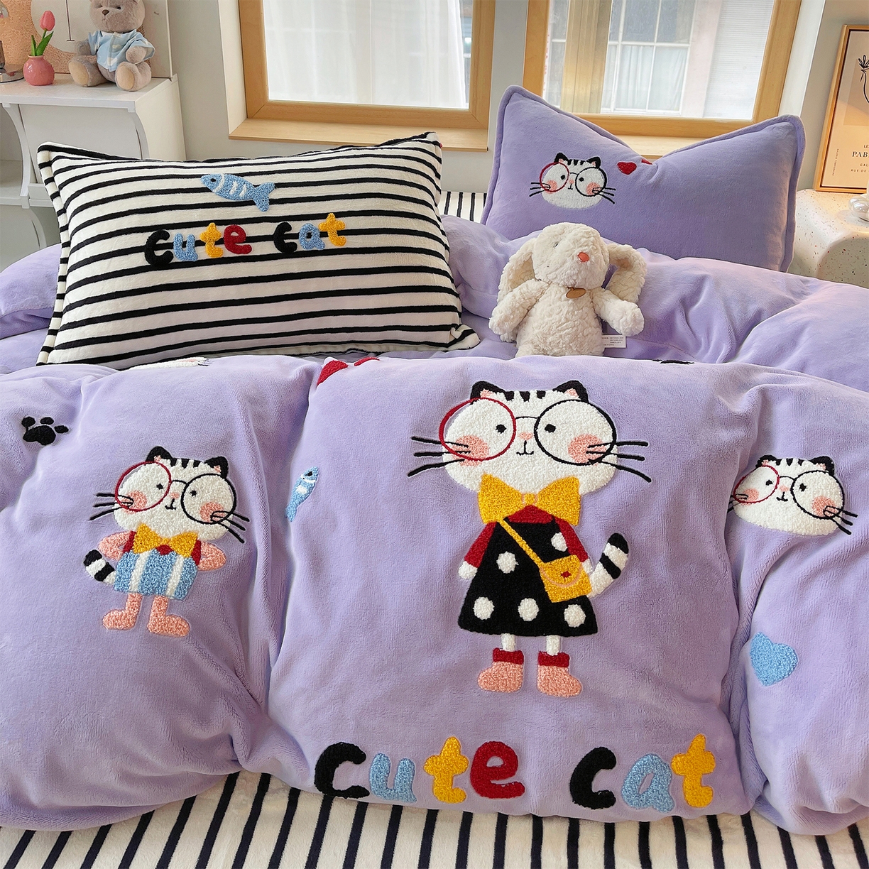 91家纺网 家纺一手货源 找家纺 （总）炫拼家纺 2025新款高克重牛奶绒满版毛巾绣卡通加厚四件套-糯米系列