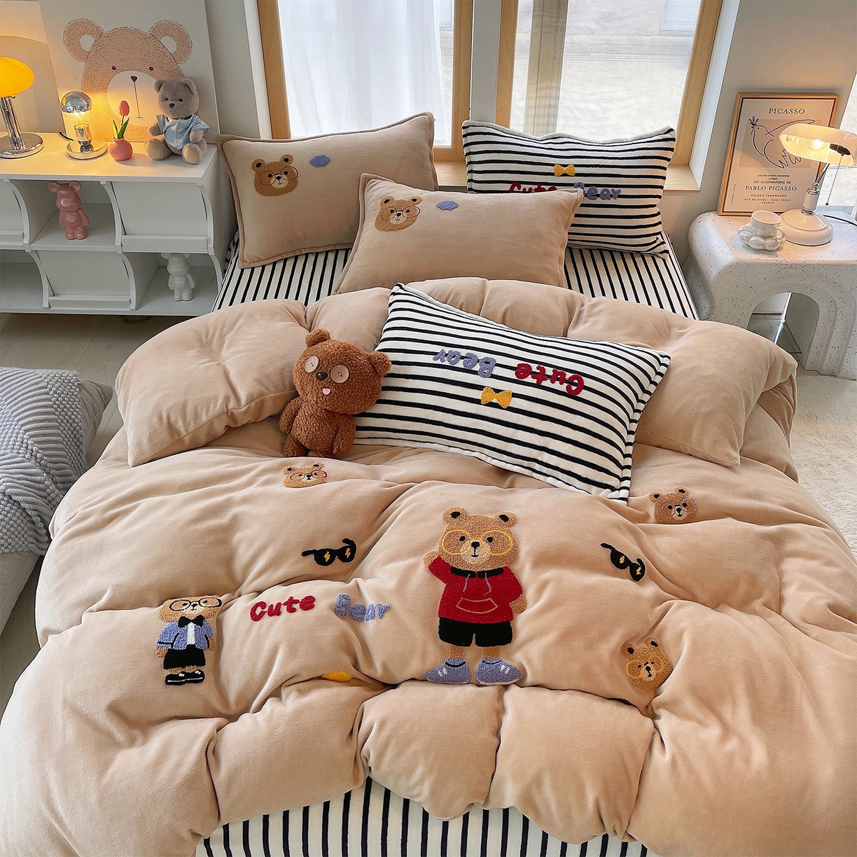 91家纺网 家纺一手货源 找家纺 （总）炫拼家纺 2025新款高克重牛奶绒满版毛巾绣卡通加厚四件套-糯米系列