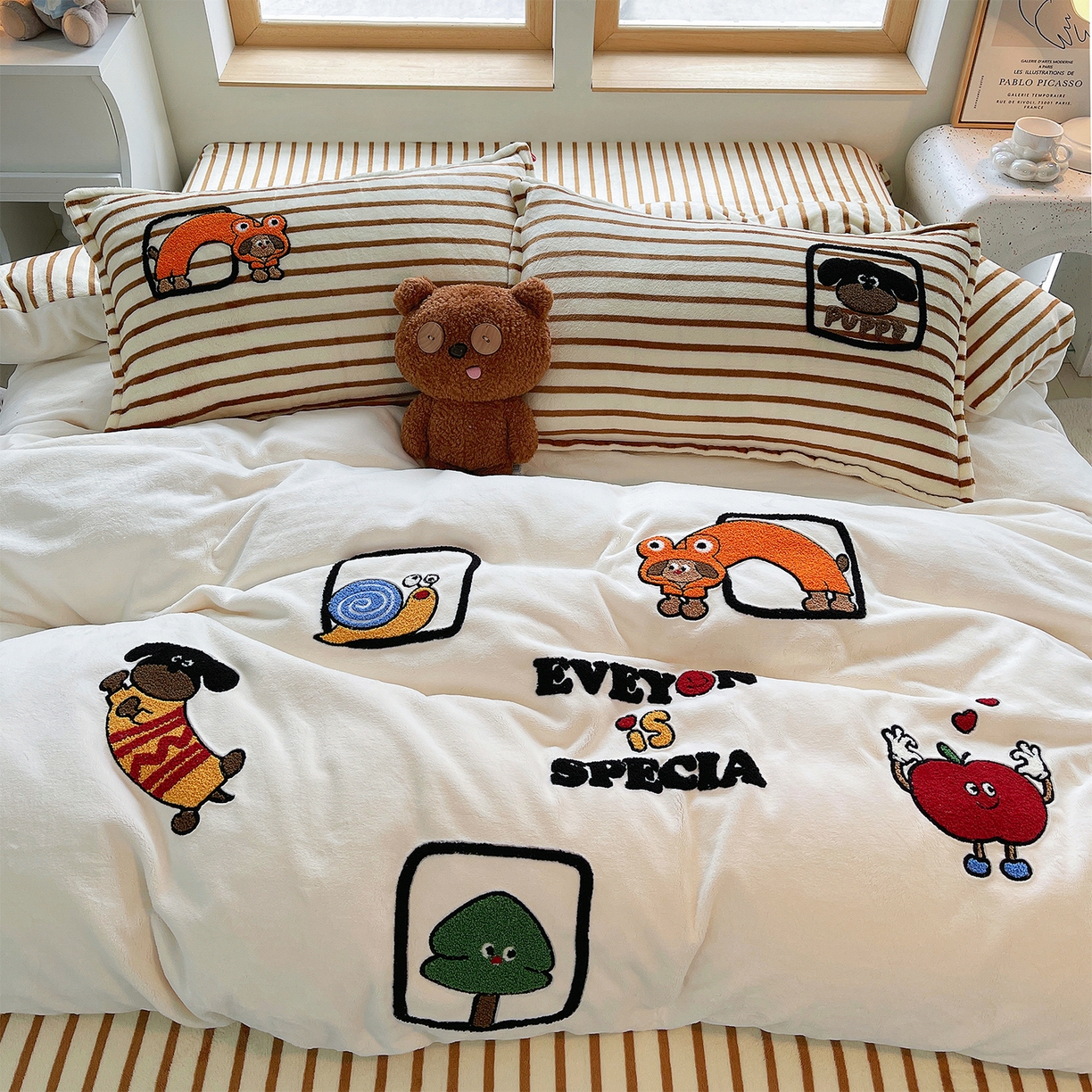 91家纺网 家纺一手货源 找家纺 （总）炫拼家纺 2025新款高克重牛奶绒满版毛巾绣卡通加厚四件套-糯米系列