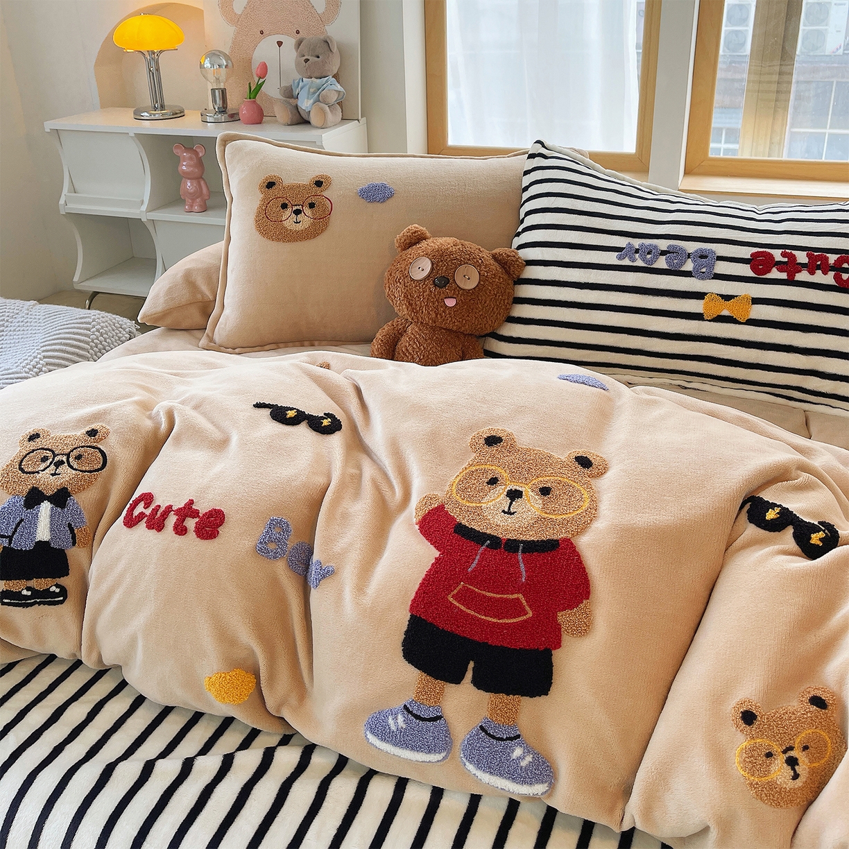 91家纺网 家纺一手货源 找家纺 （总）炫拼家纺 2025新款高克重牛奶绒满版毛巾绣卡通加厚四件套-糯米系列