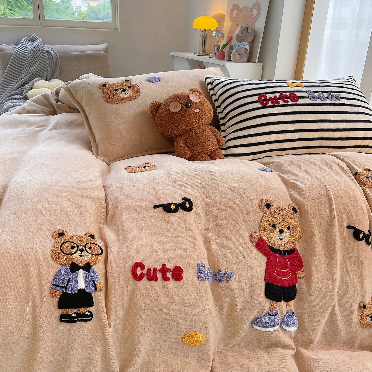 91家纺网 家纺一手货源 找家纺 （总）炫拼家纺 2025新款高克重牛奶绒满版毛巾绣卡通加厚四件套-糯米系列