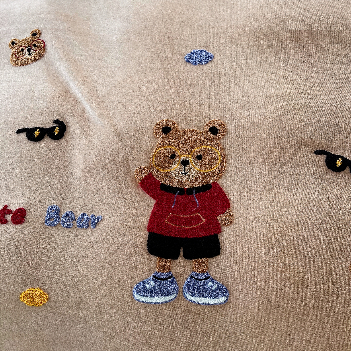 91家纺网 家纺一手货源 找家纺 （总）炫拼家纺 2025新款高克重牛奶绒满版毛巾绣卡通加厚四件套-糯米系列