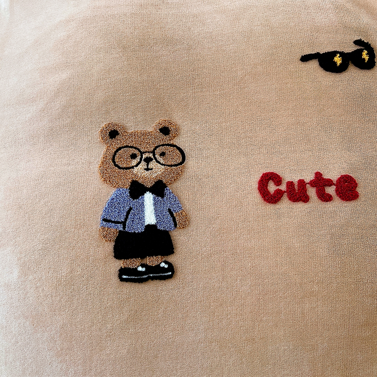 91家纺网 家纺一手货源 找家纺 （总）炫拼家纺 2025新款高克重牛奶绒满版毛巾绣卡通加厚四件套-糯米系列