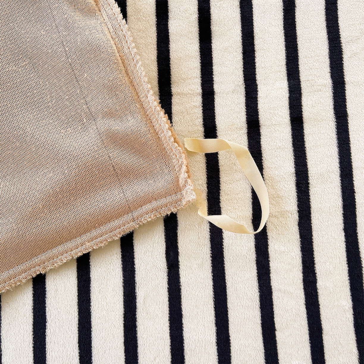 91家纺网 家纺一手货源 找家纺 （总）炫拼家纺 2025新款高克重牛奶绒满版毛巾绣卡通加厚四件套-糯米系列