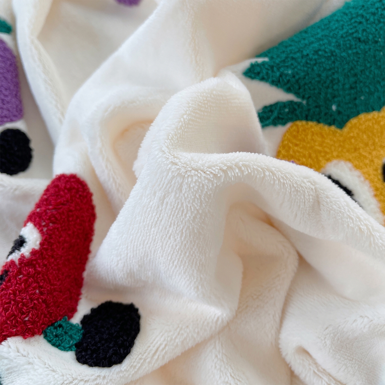 91家纺网 家纺一手货源 找家纺 炫拼家纺 2025新款高克重牛奶绒满版毛巾绣卡通加厚四件套-糯米系列 糯米-水果派对