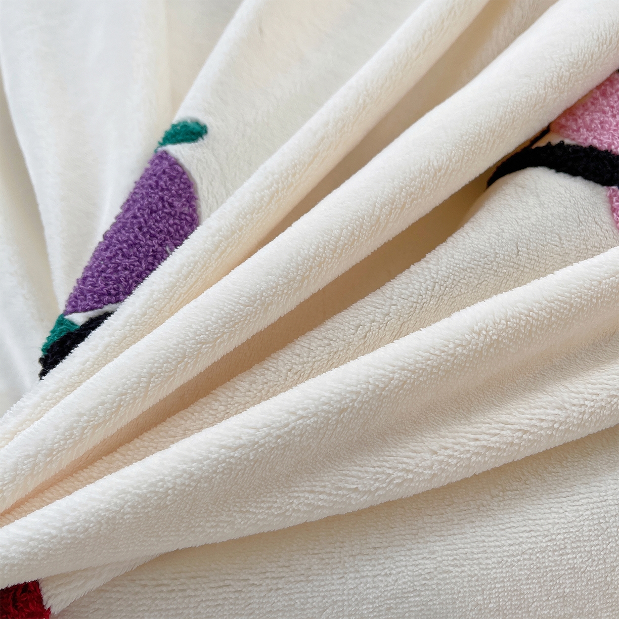 91家纺网 家纺一手货源 找家纺 炫拼家纺 2025新款高克重牛奶绒满版毛巾绣卡通加厚四件套-糯米系列 糯米-水果派对