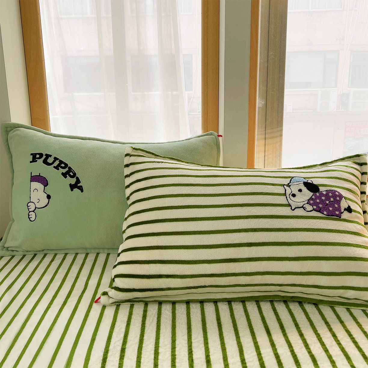 91家纺网 家纺一手货源 找家纺 炫拼家纺 2025新款高克重牛奶绒满版毛巾绣卡通加厚四件套-糯米系列 糯米-狗狗的一天