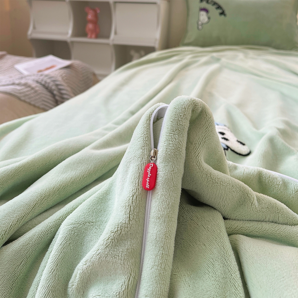 91家纺网 家纺一手货源 找家纺 炫拼家纺 2025新款高克重牛奶绒满版毛巾绣卡通加厚四件套-糯米系列 糯米-狗狗的一天