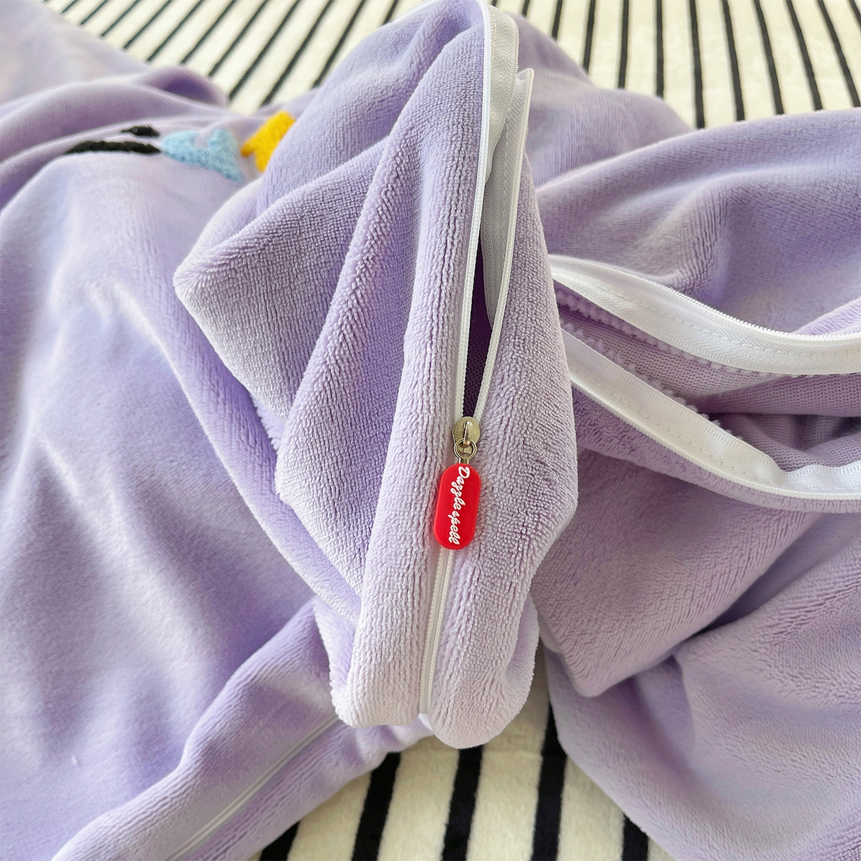 91家纺网 家纺一手货源 找家纺 炫拼家纺 2025新款高克重牛奶绒满版毛巾绣卡通加厚四件套-糯米系列 糯米-猫次元