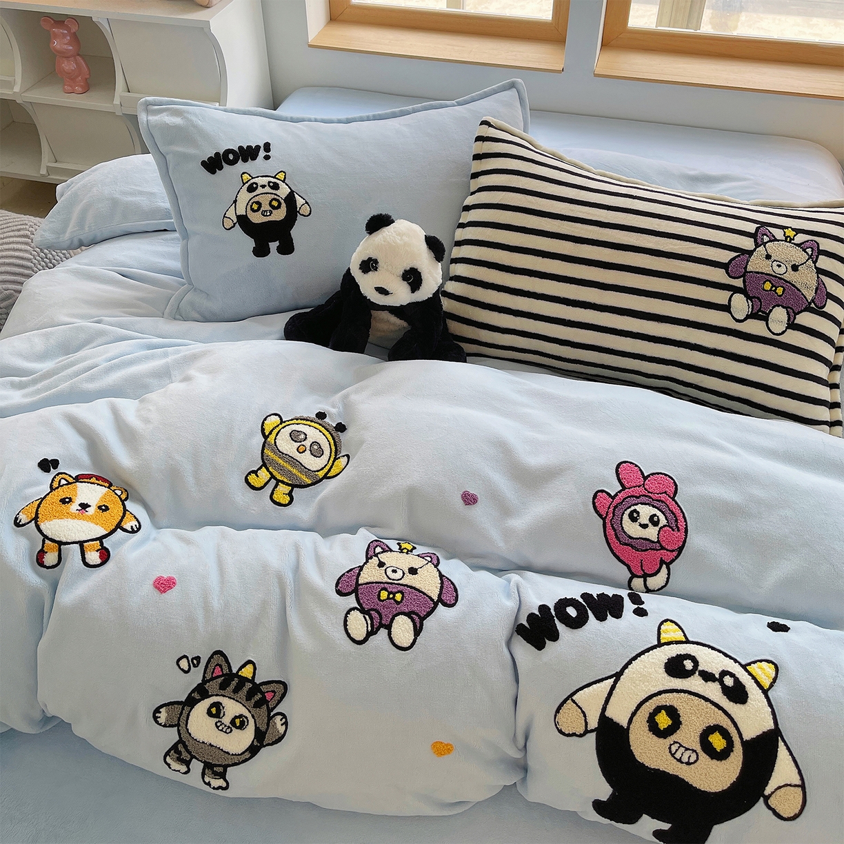 91家纺网 家纺一手货源 找家纺 炫拼家纺 2025新款高克重牛奶绒满版毛巾绣卡通加厚四件套-糯米系列 糯米-福仔