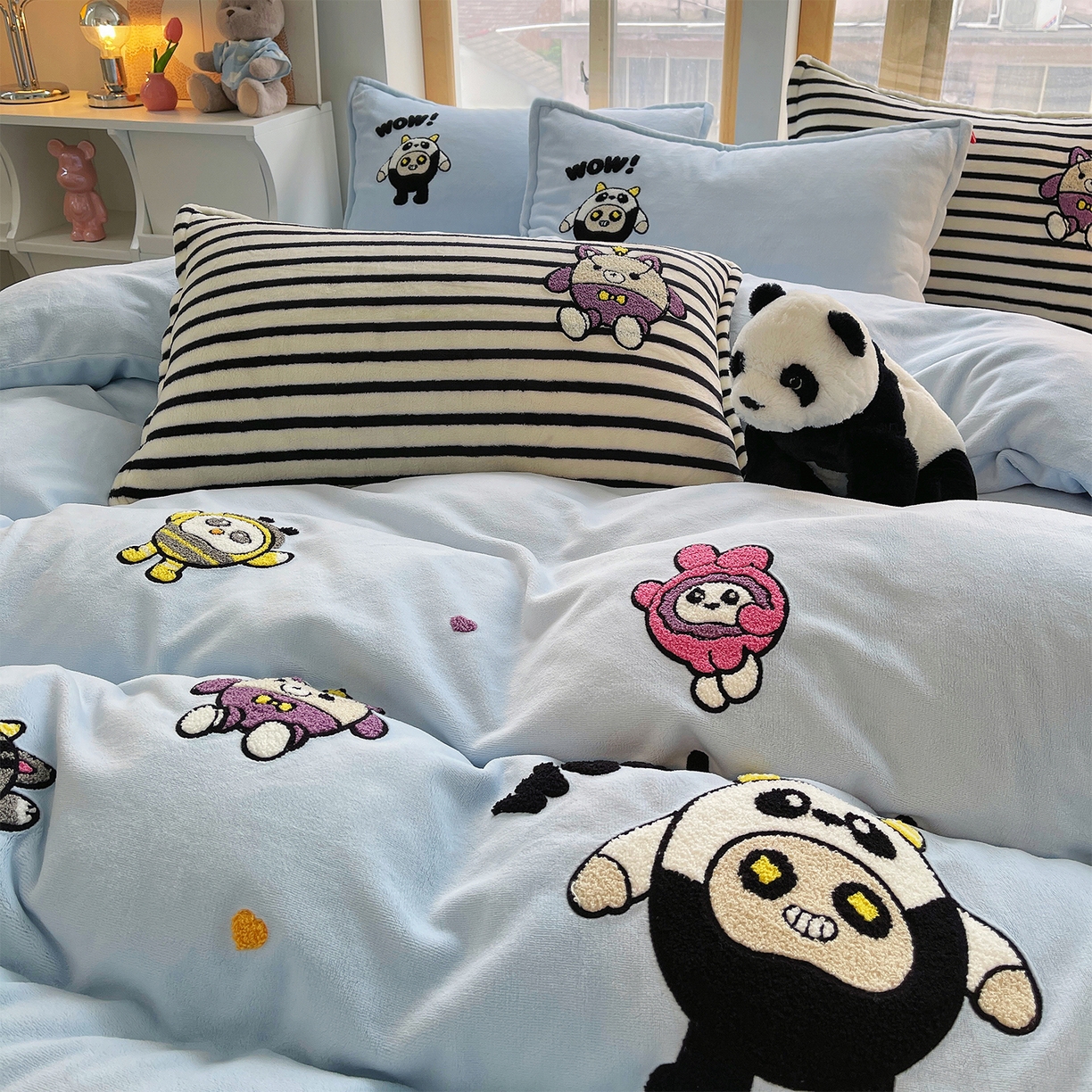 91家纺网 家纺一手货源 找家纺 炫拼家纺 2025新款高克重牛奶绒满版毛巾绣卡通加厚四件套-糯米系列 糯米-福仔