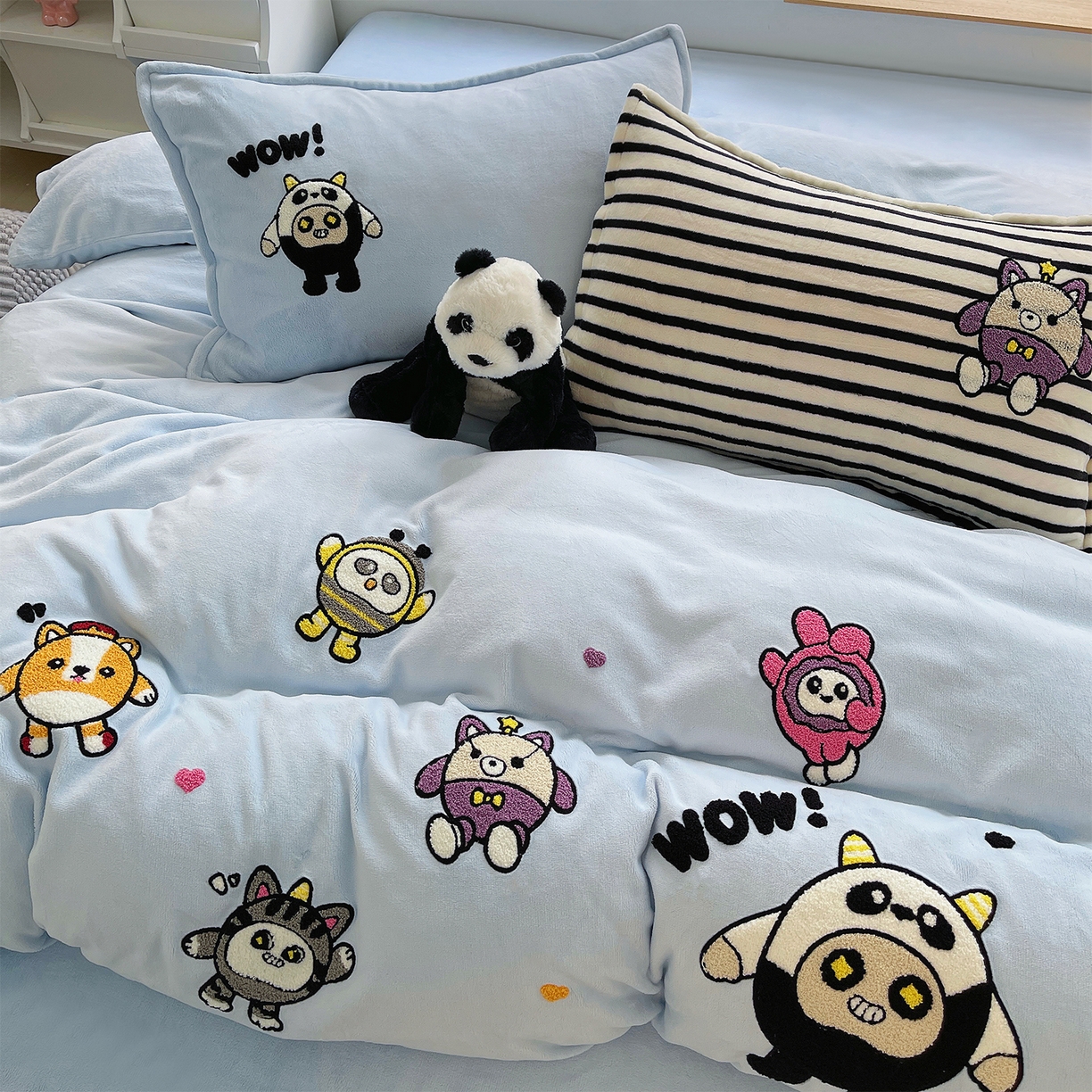 91家纺网 家纺一手货源 找家纺 炫拼家纺 2025新款高克重牛奶绒满版毛巾绣卡通加厚四件套-糯米系列 糯米-福仔