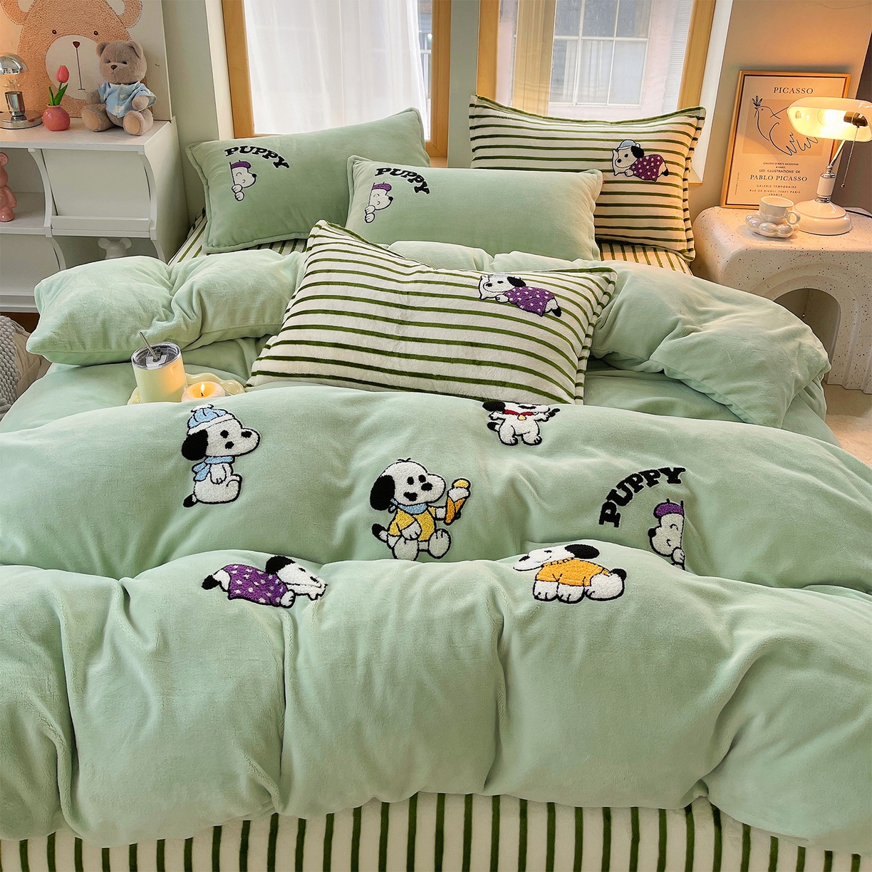 91家纺网 家纺一手货源 找家纺 炫拼家纺 2025新款高克重牛奶绒满版毛巾绣卡通加厚四件套-糯米系列 糯米-狗狗的一天