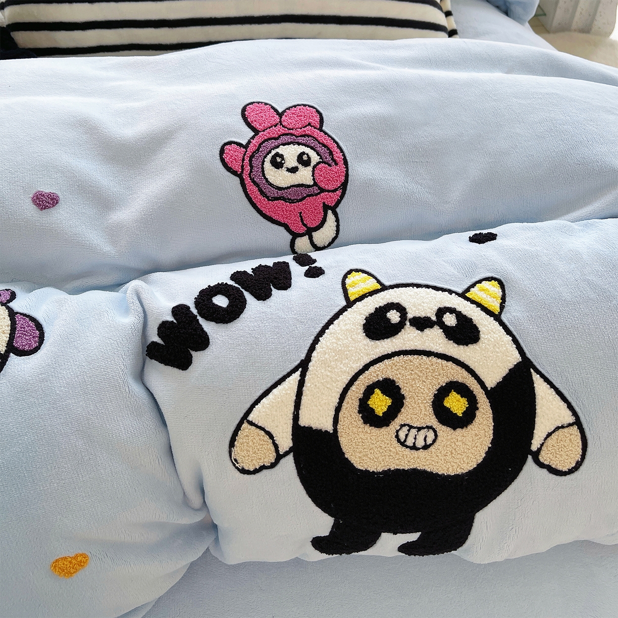 91家纺网 家纺一手货源 找家纺 炫拼家纺 2025新款高克重牛奶绒满版毛巾绣卡通加厚四件套-糯米系列 糯米-福仔