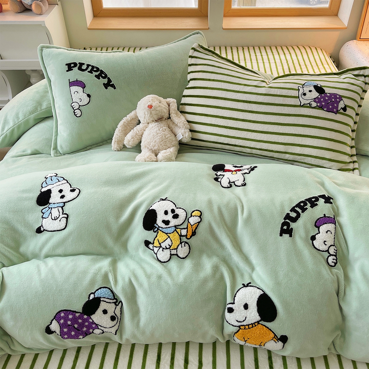 91家纺网 家纺一手货源 找家纺 炫拼家纺 2025新款高克重牛奶绒满版毛巾绣卡通加厚四件套-糯米系列 糯米-狗狗的一天