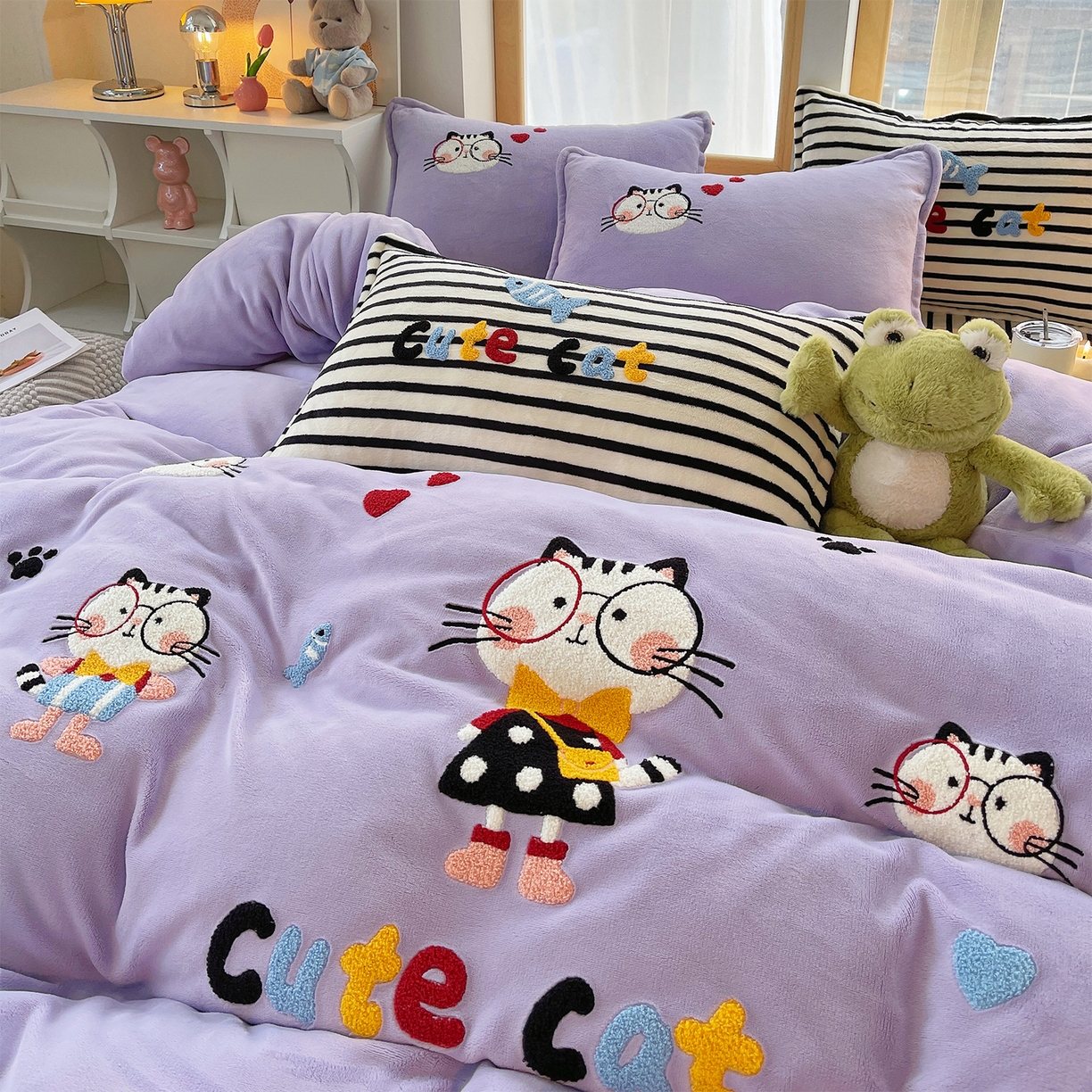 91家纺网 家纺一手货源 找家纺 炫拼家纺 2025新款高克重牛奶绒满版毛巾绣卡通加厚四件套-糯米系列 糯米-猫次元