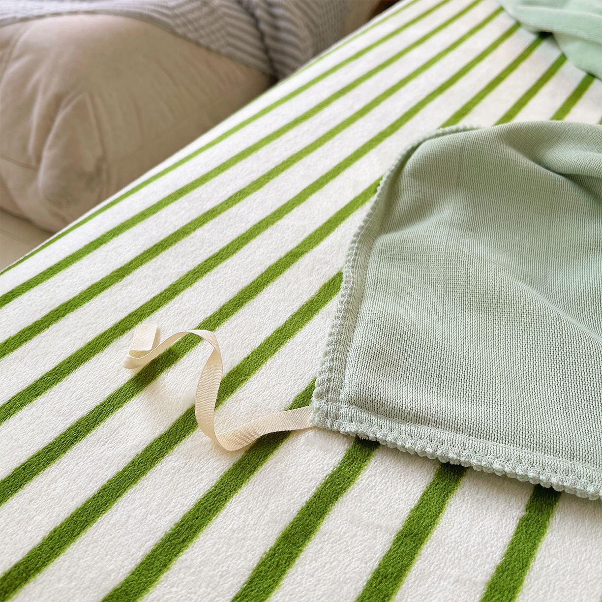 91家纺网 家纺一手货源 找家纺 炫拼家纺 2025新款高克重牛奶绒满版毛巾绣卡通加厚四件套-糯米系列 糯米-狗狗的一天