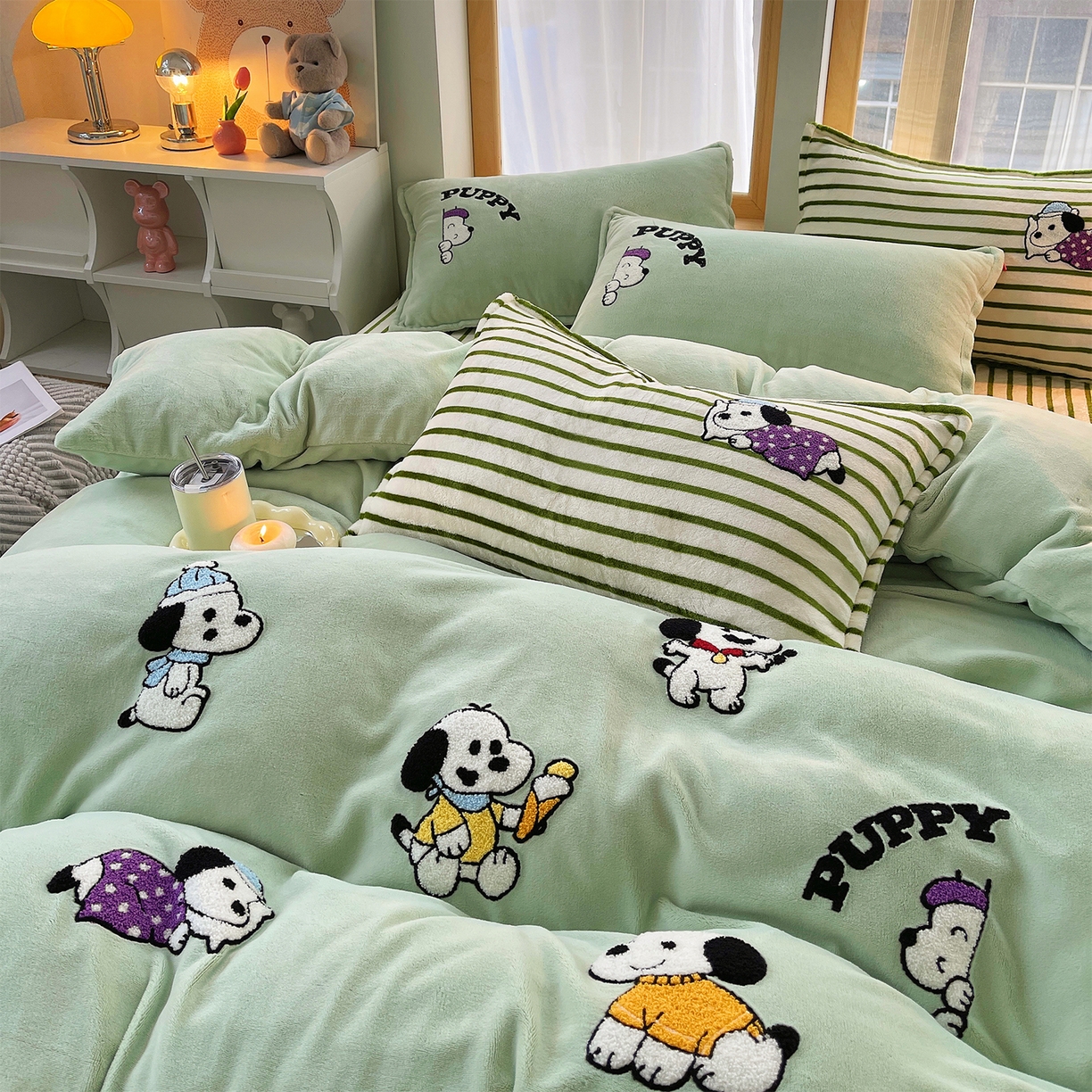 91家纺网 家纺一手货源 找家纺 炫拼家纺 2025新款高克重牛奶绒满版毛巾绣卡通加厚四件套-糯米系列 糯米-狗狗的一天