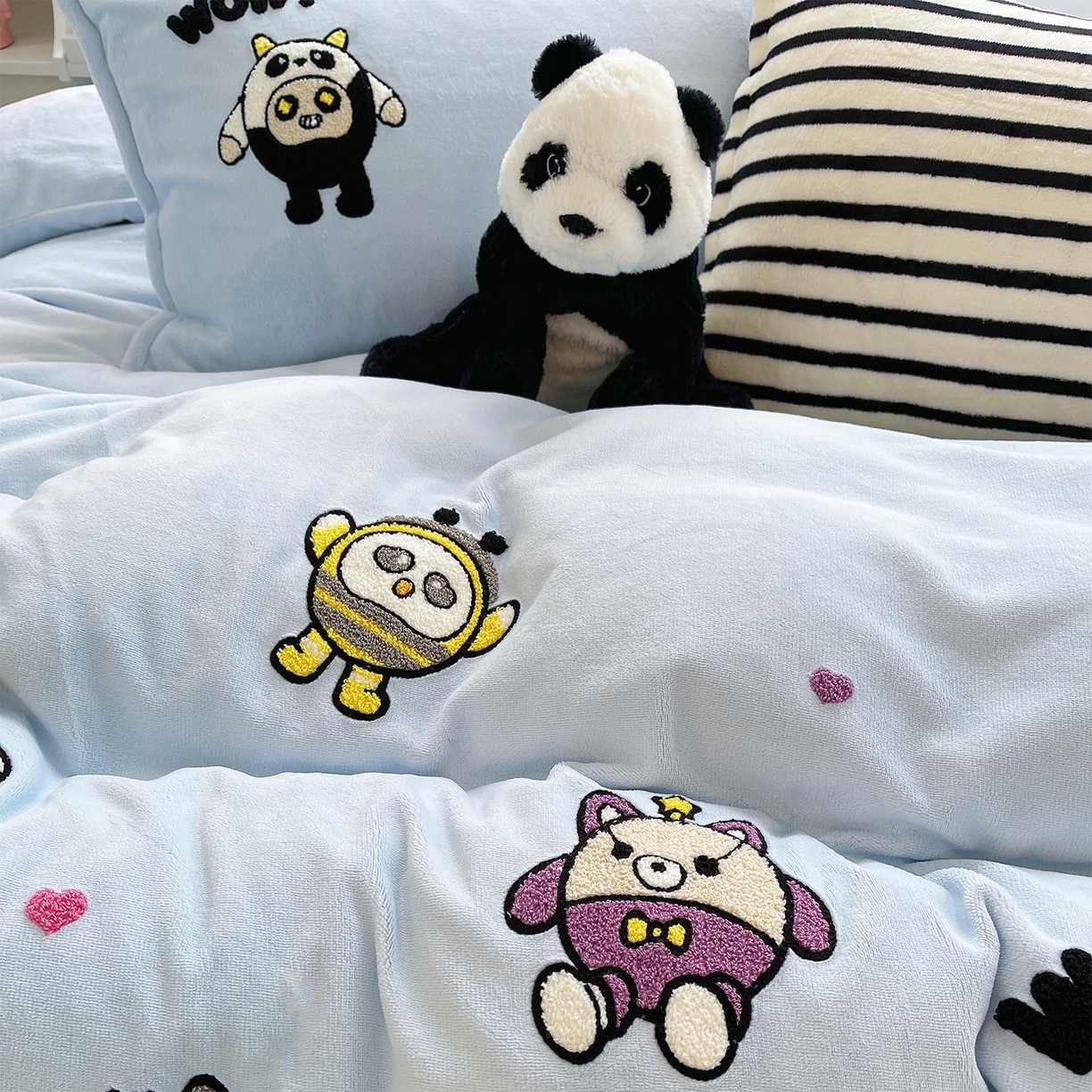 91家纺网 家纺一手货源 找家纺 炫拼家纺 2025新款高克重牛奶绒满版毛巾绣卡通加厚四件套-糯米系列 糯米-福仔