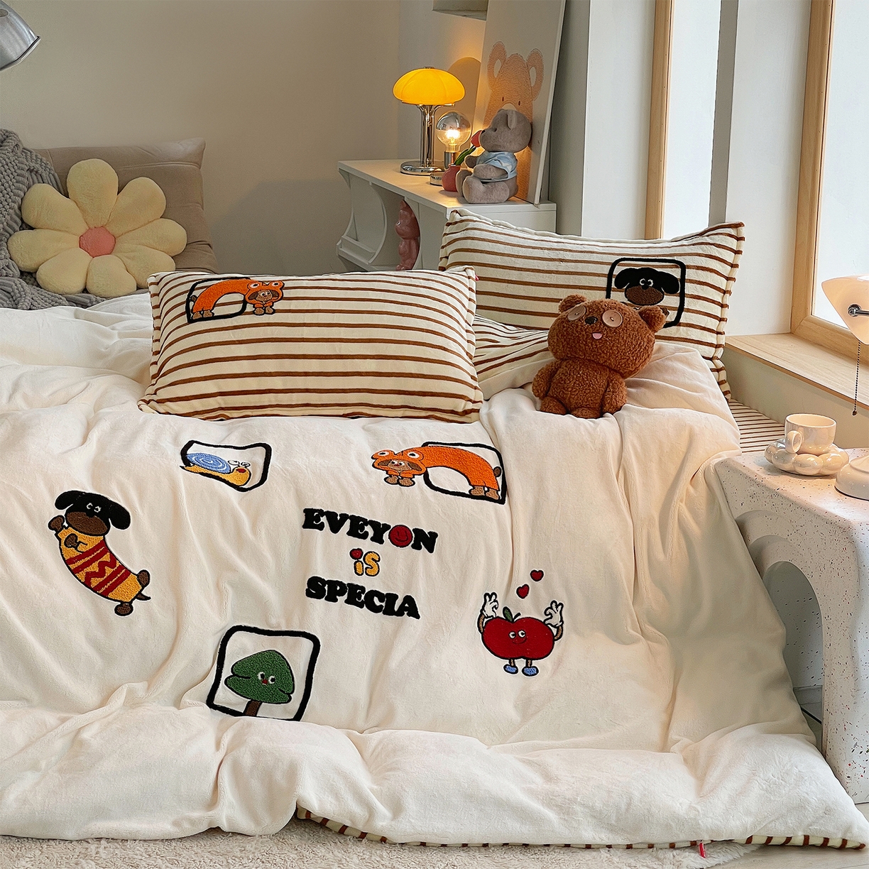 91家纺网 家纺一手货源 找家纺 炫拼家纺 2025新款高克重牛奶绒满版毛巾绣卡通加厚四件套-糯米系列 糯米-欢喜的狗