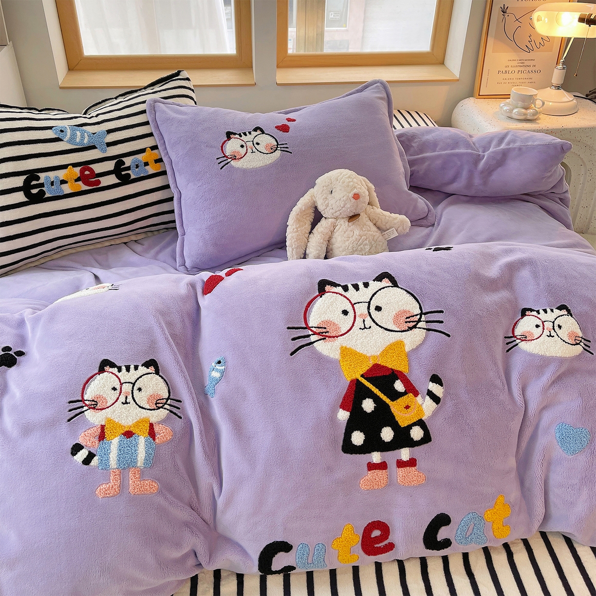 91家纺网 家纺一手货源 找家纺 炫拼家纺 2025新款高克重牛奶绒满版毛巾绣卡通加厚四件套-糯米系列 糯米-猫次元