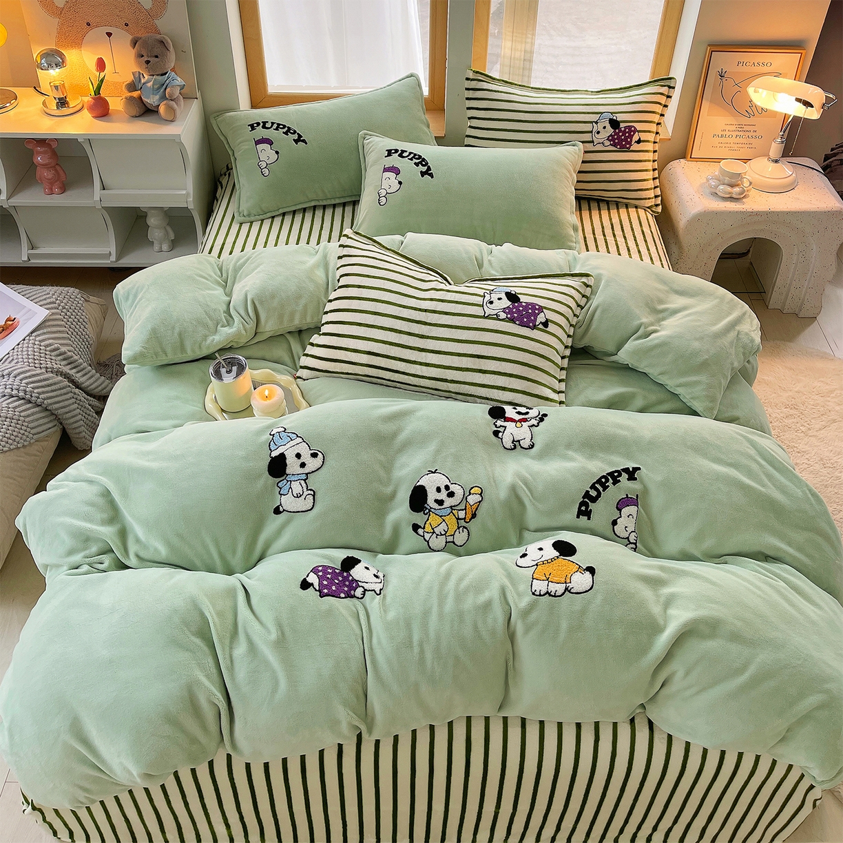 91家纺网 家纺一手货源 找家纺 炫拼家纺 2025新款高克重牛奶绒满版毛巾绣卡通加厚四件套-糯米系列 糯米-狗狗的一天