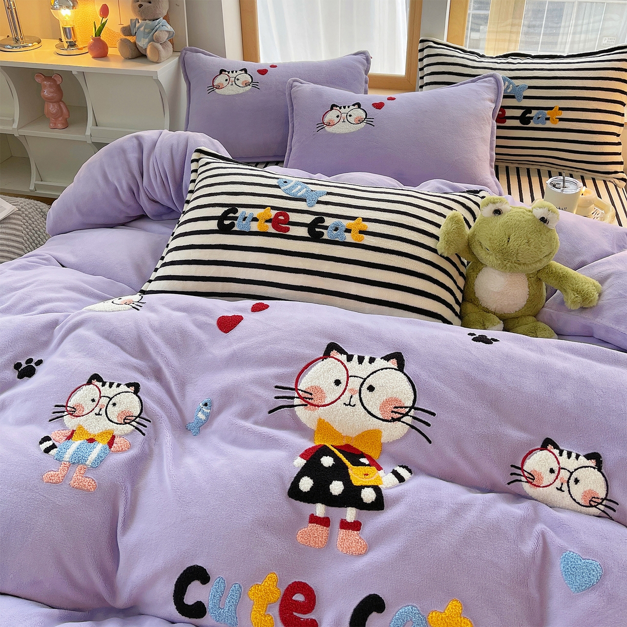 91家纺网 家纺一手货源 找家纺 炫拼家纺 2025新款高克重牛奶绒满版毛巾绣卡通加厚四件套-糯米系列 糯米-猫次元