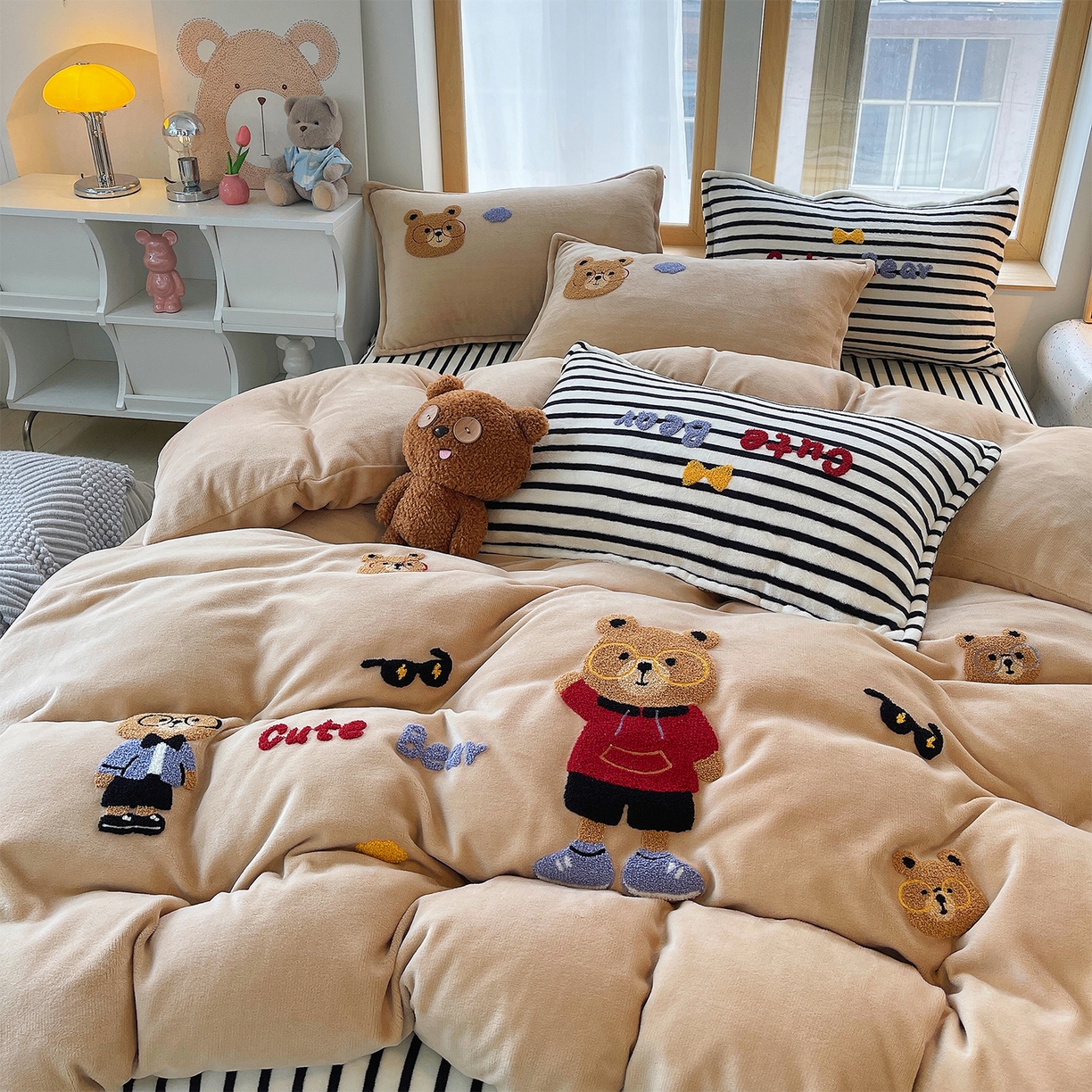 91家纺网 家纺一手货源 找家纺 炫拼家纺 2025新款高克重牛奶绒满版毛巾绣卡通加厚四件套-糯米系列 糯米-绅士熊