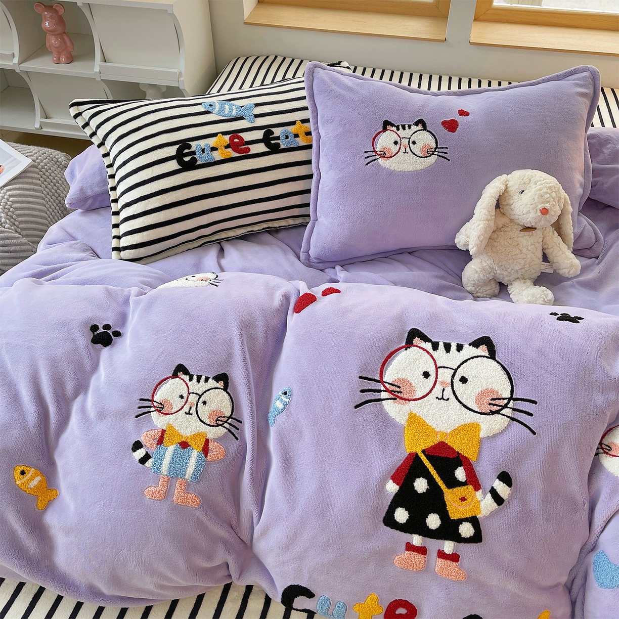 91家纺网 家纺一手货源 找家纺 炫拼家纺 2025新款高克重牛奶绒满版毛巾绣卡通加厚四件套-糯米系列 糯米-猫次元