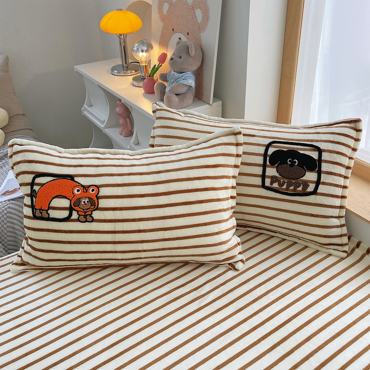 91家纺网 家纺一手货源 找家纺 炫拼家纺 2025新款高克重牛奶绒满版毛巾绣卡通加厚四件套-糯米系列 糯米-欢喜的狗